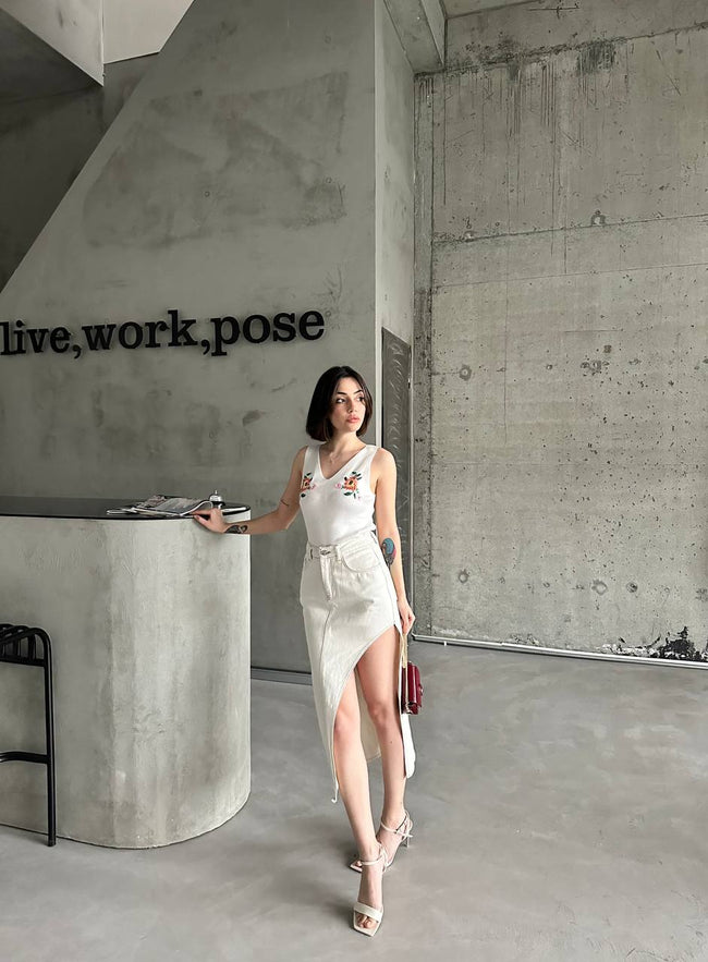 Asimetrik kesim yırtmaçlı midi etek