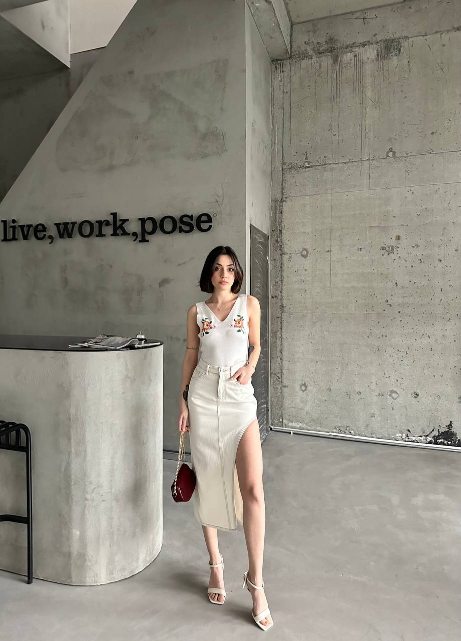 Asimetrik kesim yırtmaçlı midi etek