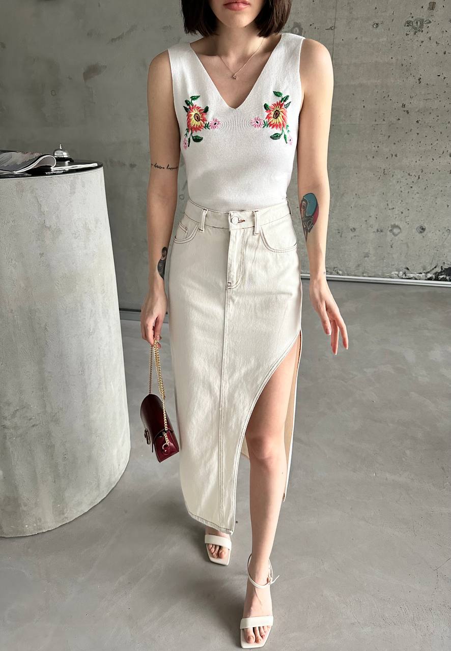 Asimetrik kesim yırtmaçlı midi etek